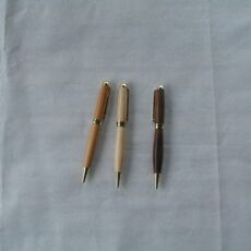 Puinen sorvattu kynä