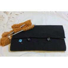 Mustaharmaa tosi suuri puikkokotelo, nro 6