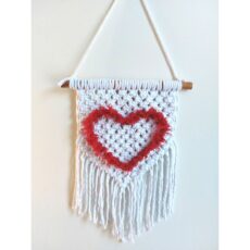 Makramee seinäkoriste sydämellä