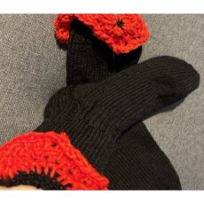 Mustat saapassukat pitsikoristevarrella