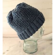 Tummansininen kohokuvioneuleinen pipo